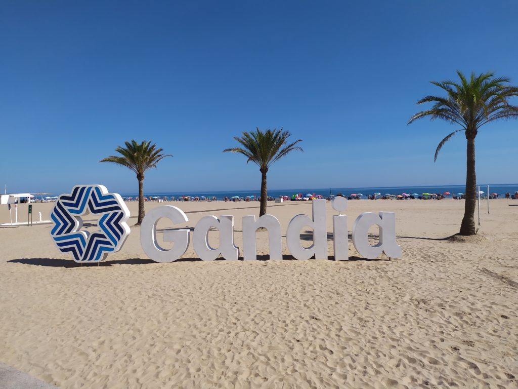 Las vacaciones en la costa de Valencia son una de las opciones más populares para aquellos que buscan un destino de playa en España. En particular, la comarca de la Safor es una excelente opción para aquellos que quieren disfrutar de la tranquilidad del Mediterráneo y de las hermosas playas de la zona.