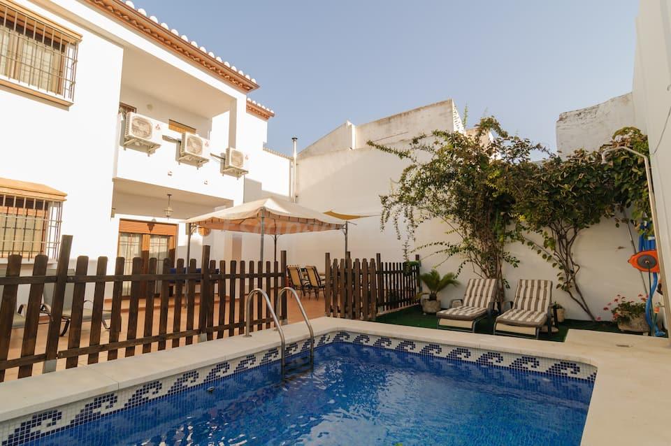 Disfruta en este verano del sol andaluz alojado en un Apartamento Rural con piscina de agua salada como la que tiene el Apartamento New Village en Casabermeja provincia de Málaga