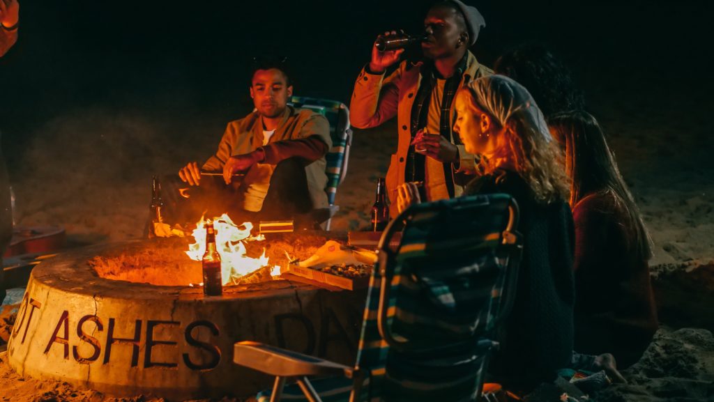 Noche mágica en Alicante y Coruña, fuegos y rituales: así se celebra San Juan en España