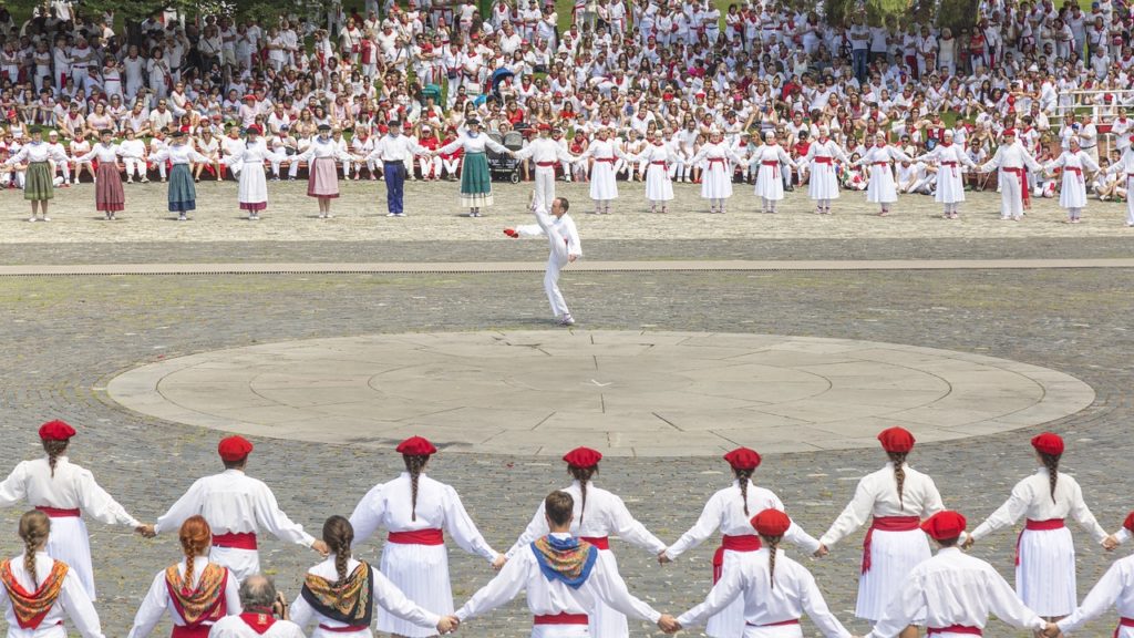 Alojamiento cerca de Pamplona durante San Fermín: tres ciudades que debes visitar