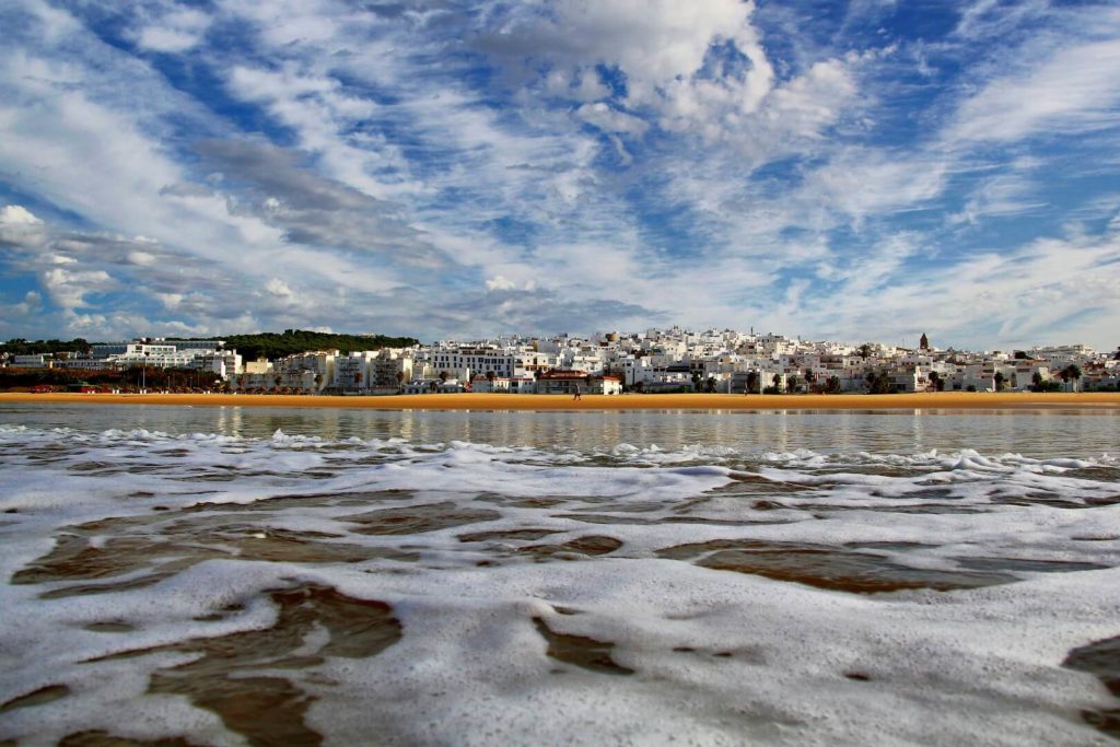 Descubre la encantadora población de Conil y sus alrededores en Cádiz