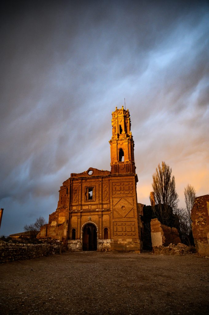 Escapada Familiar a Belchite: Descubre Ruinas Históricas y Paisajes Naturales desde tu Casa Rural