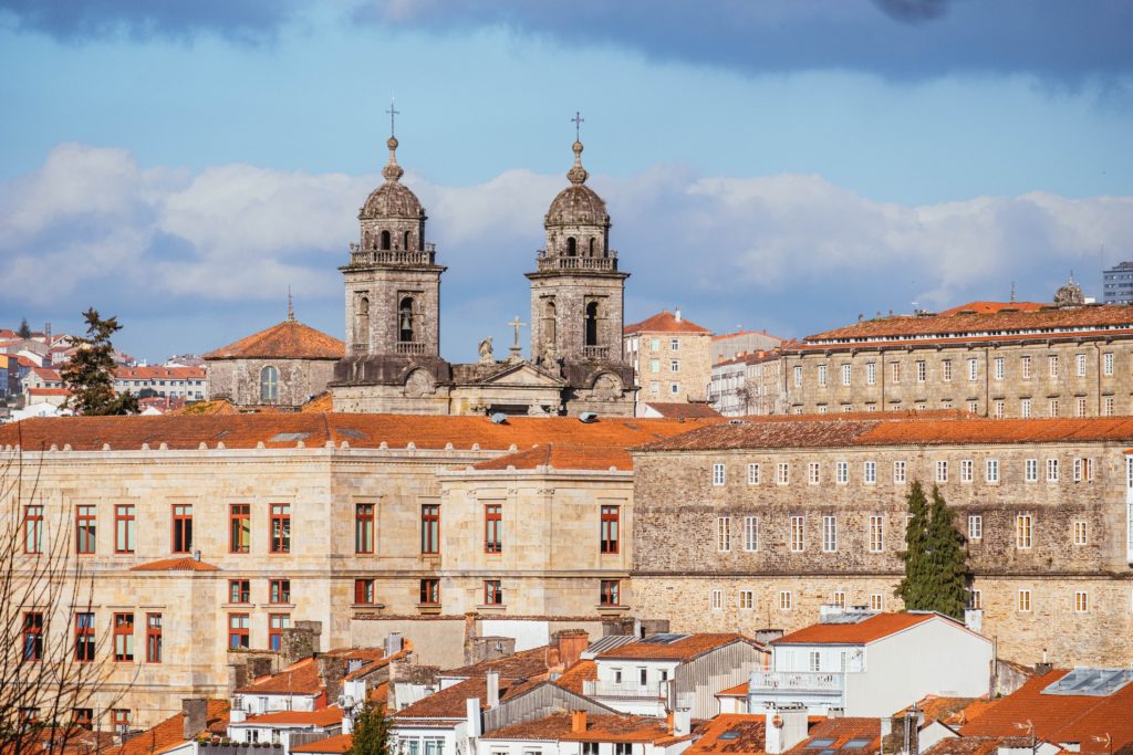 Descubre Santiago de Compostela: Encanto Histórico y Alojamiento de Calidad en Galicia