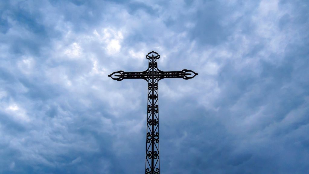 Descubre las Más Curiosas Procesiones de Semana Santa en España: Una Aventura Única para una Escapada Rural Inolvidable