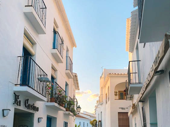 Encanto andaluz en Frigiliana: Historia, arquitectura y gastronomía de un pueblo malagueño