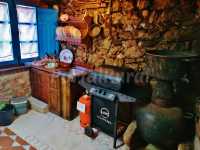 Bodega con barbacoa y utensilios de cocina 