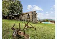 Panorámica de la finca con la casa y piscina de fo