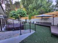 Patio trasero con jacuzzi