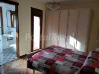 Dormitorio con baño en suite
