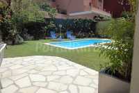 Jardin con piscina 