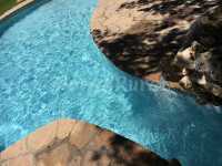 Cascada piscina en verano