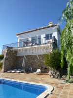 Casa desde la piscina