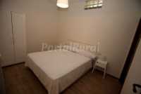 dormitorio con cama de matrimonio 