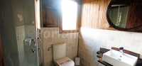 baño con ducha hidromasaje