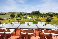 Terraza con mesas largas para comer 16 personas juntas