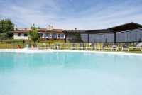 Piscina de agua salada con la casa al fondo