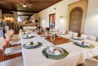 Comedor principal con la mesa montada para el grupo