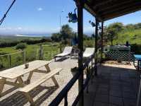 Cabaña de madera con vistas panorámicas al mar .