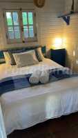 Dormitorio con cama matrimonio.