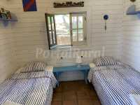 Dormitorio con dos camas individuales.