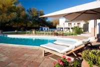 Piscina con celador y baño con trastero