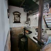 Barra de bar en el salón 